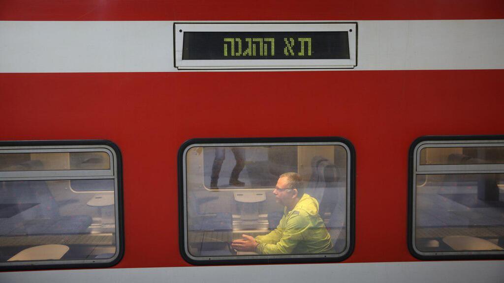 Поезд Иерусалим - Тель-Авив (Фото: Алекс Коломойский) נוסעים מתרגשים לקראת הנסיעה הראשונה של הרכבת בקו ירושלים- תל אביב