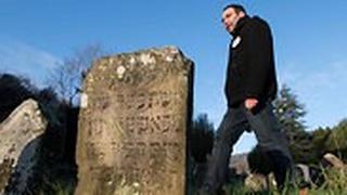ליונל גודמה ה נוצרי שומר על קברים מצבות של יהודים ב בית עלמין קברות יהודי ב אלזס צרפת ב יונגהולץ 