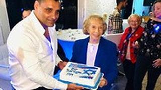 ישראלים ב מיאמי ארה"ב מסיבת יום הולדת הדלקת נר חנוכה ל ניצולת שואה בת 93 סאלי דוונס