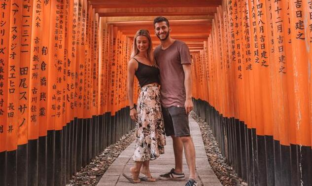 בני הזוג ברגע רומנטי במקדש בקיוטו