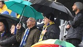 אהדי מכבי תל אביב בגשם בבלומפילד