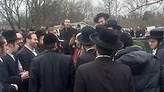 בוצת יהודים חרדים בפתח ביתו של הרב רוטנברג