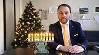 חג חנוכה חבר פרלמנט ב בלגיה הדליק חנוכיה ב קריסמס