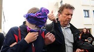 תיירת בריטית מובאת בית משפט פאראלימני קפריסין הורשעה שקר אונס קבוצתי צעירים מ ישראל ב איה נאפה