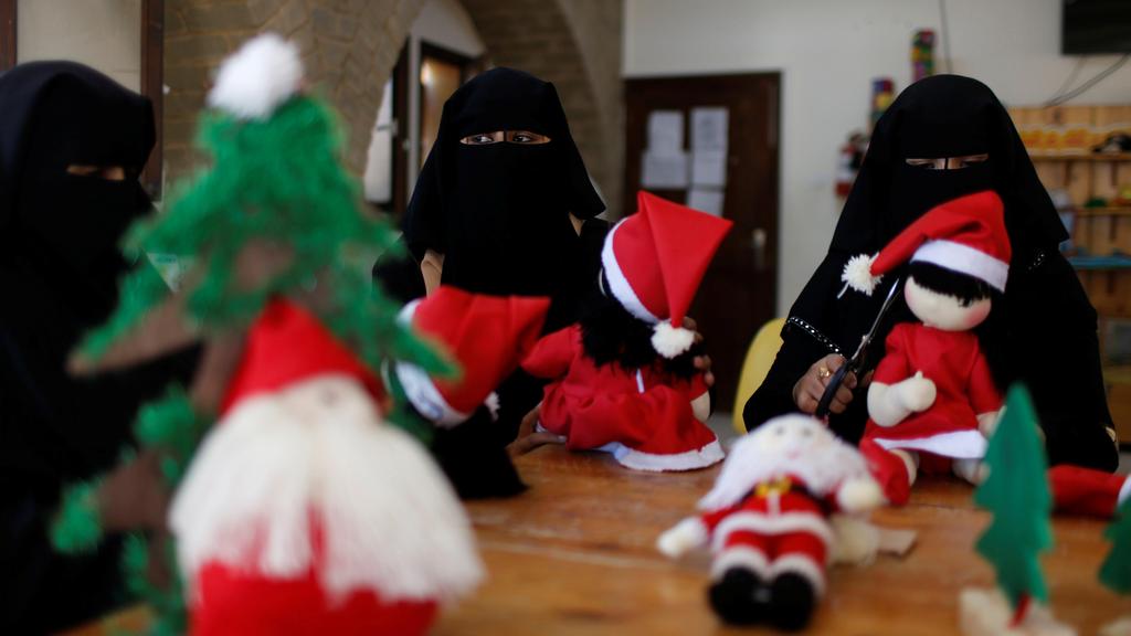 Gaza Muslims make gifts for Christians in Gaza 