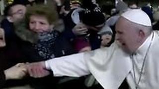 אישה לוחצת את יד האפיפיור פרנסיסקוס