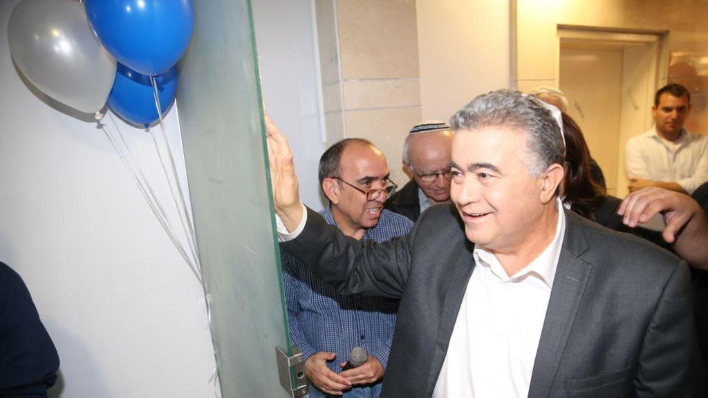 עמיר פרץ ואורלי לוי אבקסיס בחניכת מטה הבחירות של מפלגת העבודה-גשר