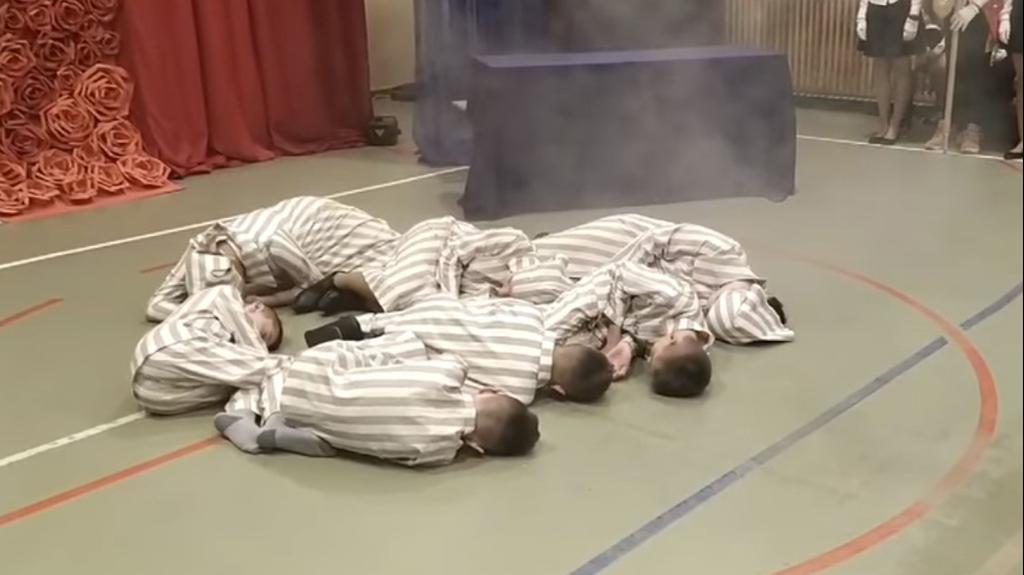 בית ספר ילדים ב פולין הצגה שואה יהודים מדי אסיר ב אושויץ מוצאים להורג ב תאי גזים
