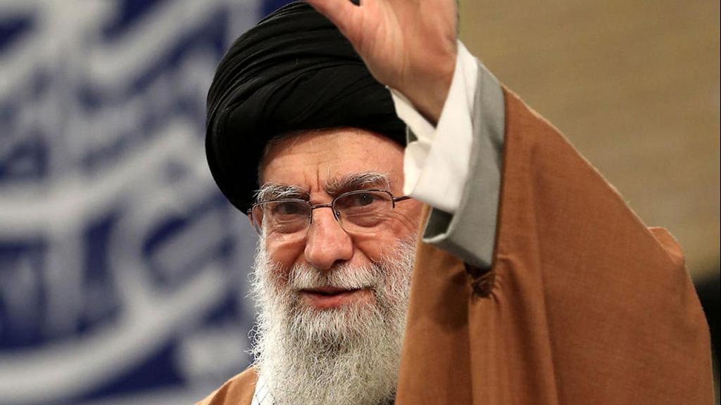 המנהיג העליון של איראן עלי חמינאי נואם ב טהרן