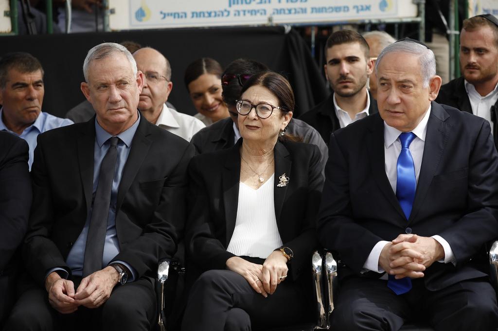 Benny Gantz (left) and Benjamin Netanyahu (right) with Supreme Court Chief Justice Esther Hayut 