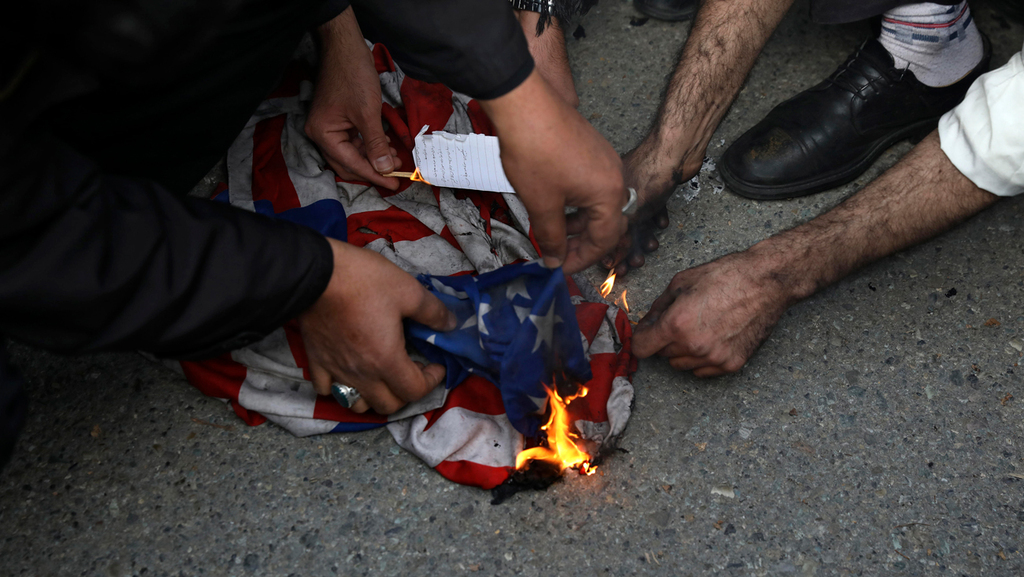 איראן טהרן שורפים את דגל ארה"ב אחרי חיסול קאסם סולימאני