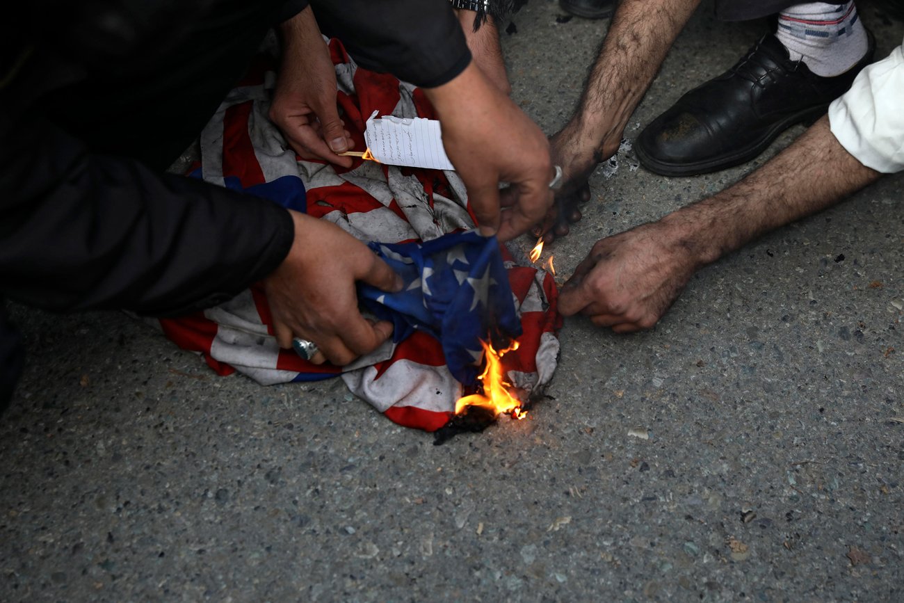איראן טהרן שורפים את דגל ארה"ב אחרי חיסול קאסם סולימאני