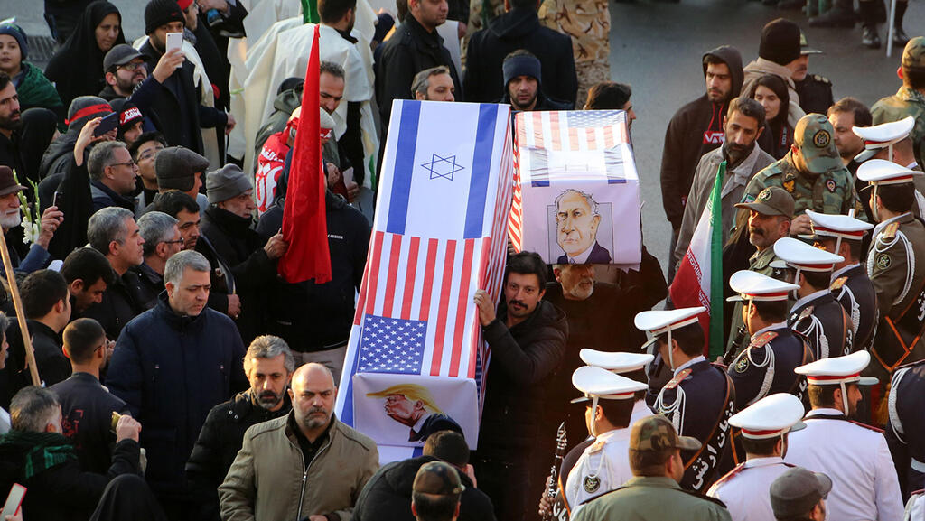 ארון עם איור של בנימין נתניהו בהלווית קאסם סולימאני ב טהרן איראן