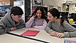 תלמידי כיתה ח׳ בחטיבת הביניים אלן שפרד בדירפילד, אילינוי, כותבים יחד מחזה בעברית