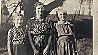 אמא של הניה (באמצע), פאני האחות הקטנה (בצד שמאל),והניה