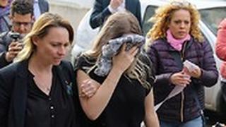הפגנה מחוץ לבית המשפט ב קפריסין צעירה תיירת בריטית פרשת מין אונס