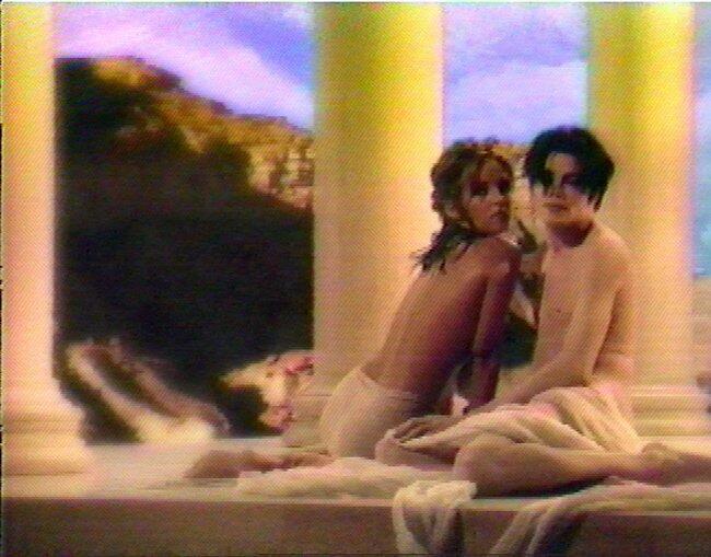 מייקל ג'קסון וליסה מארי פרסלי חושפים יותר מדי בקליפ של ג'קסון