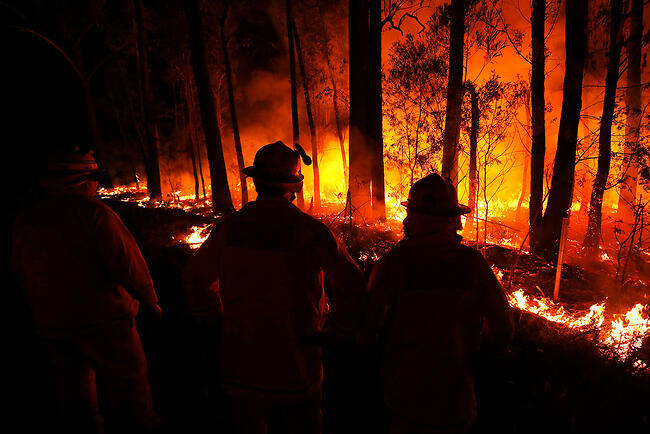 כבאים נלחמים בשריפות באוסטרליה