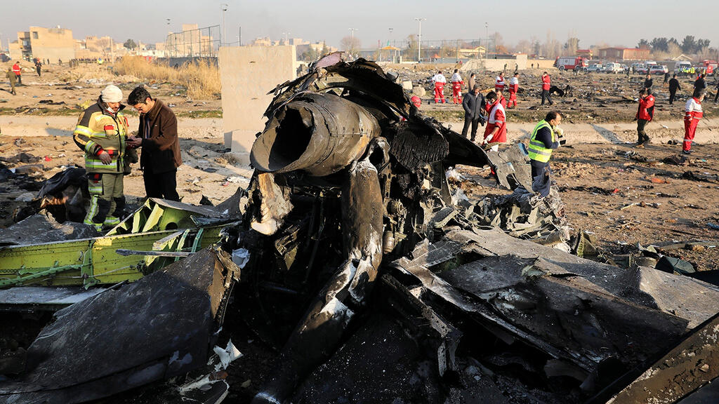 На месте крушения самолета компании МАУ (Фото: AP) התרסקות מטוס נוסעים אוקראיני ב איראן