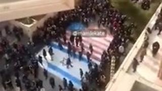 סטודנטים ב איראן נמנעו מלדרוך על דגלים דגל ארה"ב ו ישראל