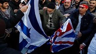 מפגינים שורפים דגלי ישראל ו בריטניה מול שגרירות בריטניה ב טהרן איראן