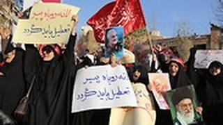 מפגינים שורפים דגלי ישראל ו בריטניה מול שגרירות בריטניה ב טהרן איראן