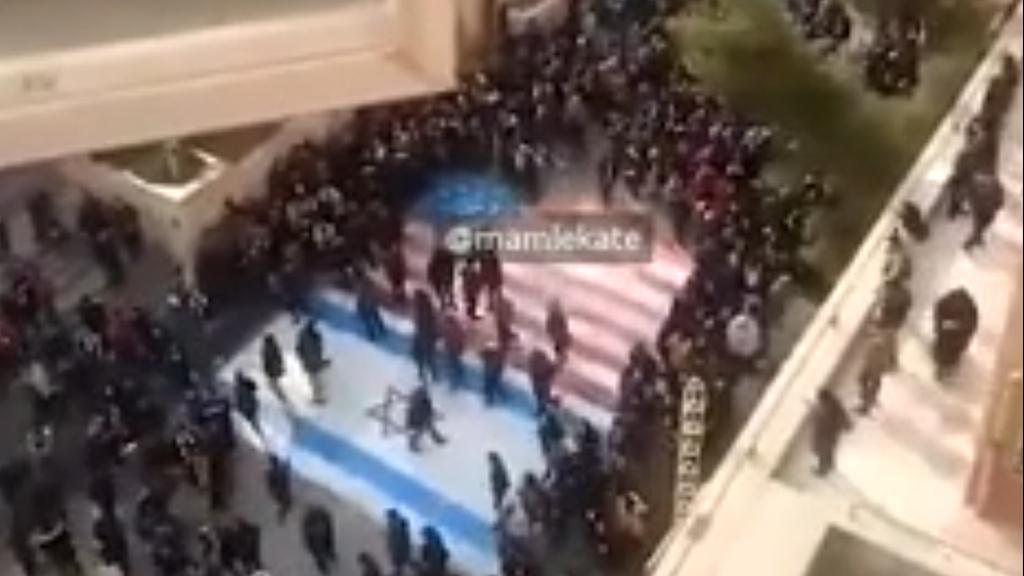 סטודנטים ב איראן נמנעו מלדרוך על דגלים דגל ארה"ב ו ישראל