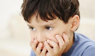 ילד אוטיסט בוהה