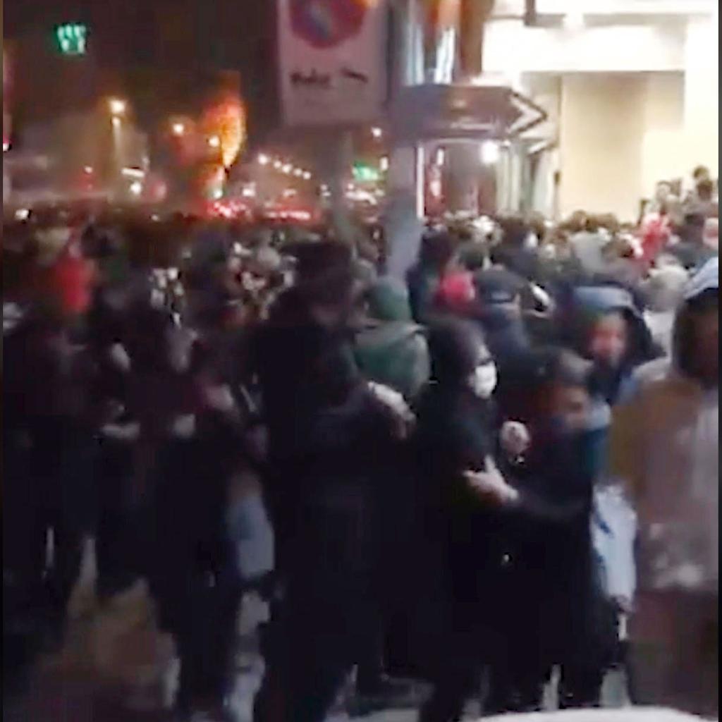  ירי גז מדמיע על מפגינים ב כיכר אזאדי  טהרן איראן