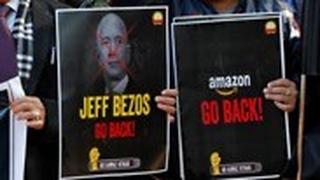 הפגנת מחאה של חברי קונפדרציית בעלי העסקים בהודו, נגד ביקורו של בזוס במדינה