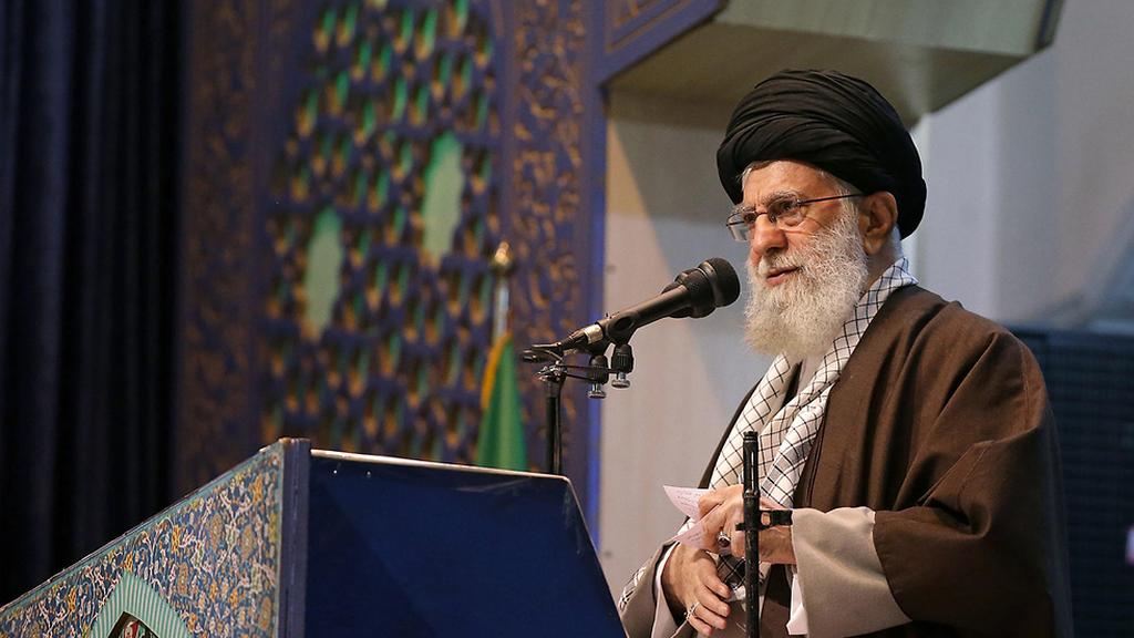 המנהיג העליון של איראן עלי חמינאי ב דרשת יום שישי ב טהרן