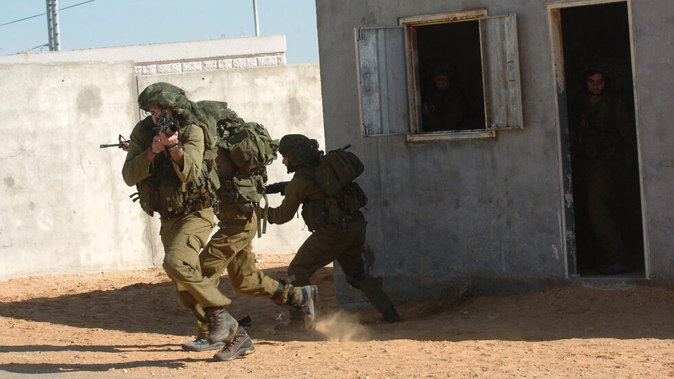 חיילים מתאמנים בסיס צאלים לחימה בשטח בנוי