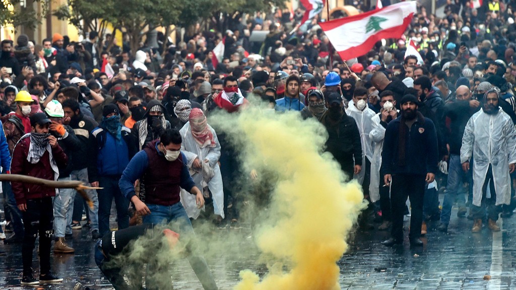 כיתוב:  הפגנה מפגינים עימותים ביירות לבנון