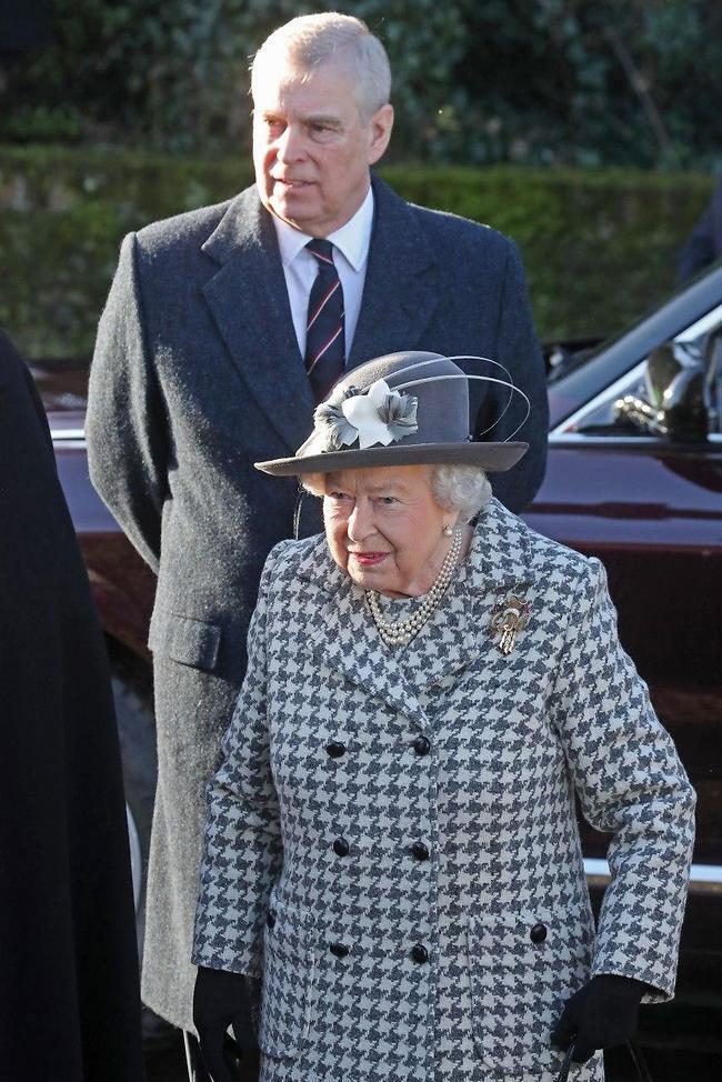 המלכה אליזבת והנסיך אנדרו באירוע פומבי נדיר