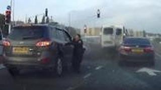 תיעוד פגיעת הרכב בשוטרת במהלך מרדף משטרתי של חשוד אשר גנב רכב ונהג בשכרות