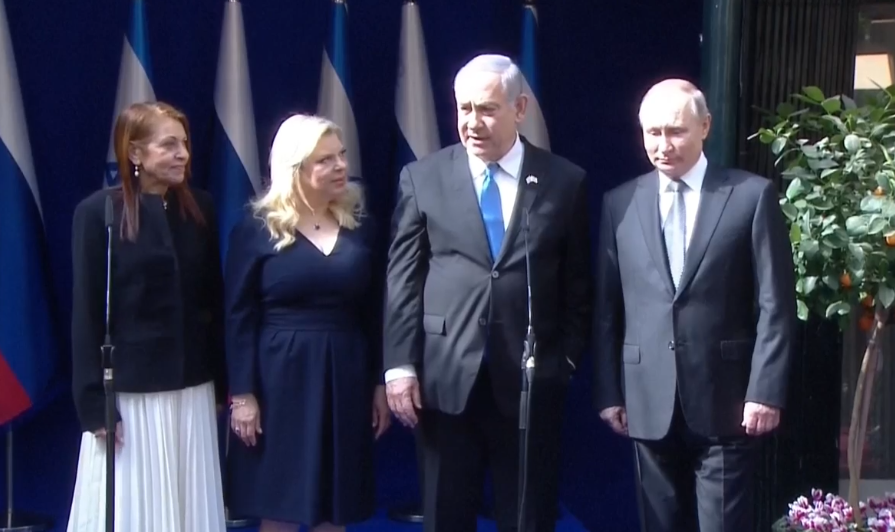 ראש הממשלה בנימין נתניהו ורעייתו שרה עם נשיא רוסיה ולדימיר פוטין 