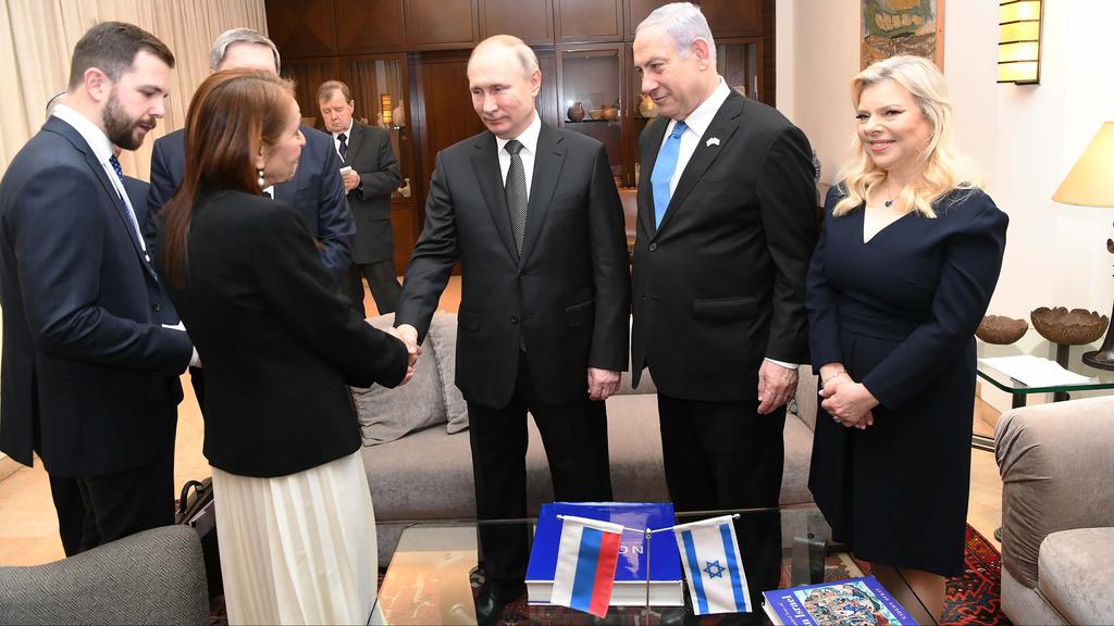 ראש הממשלה בנימין נתניהו ורעייתו שרה עם נשיא רוסיה ולדימיר פוטין ויפה יששכר 