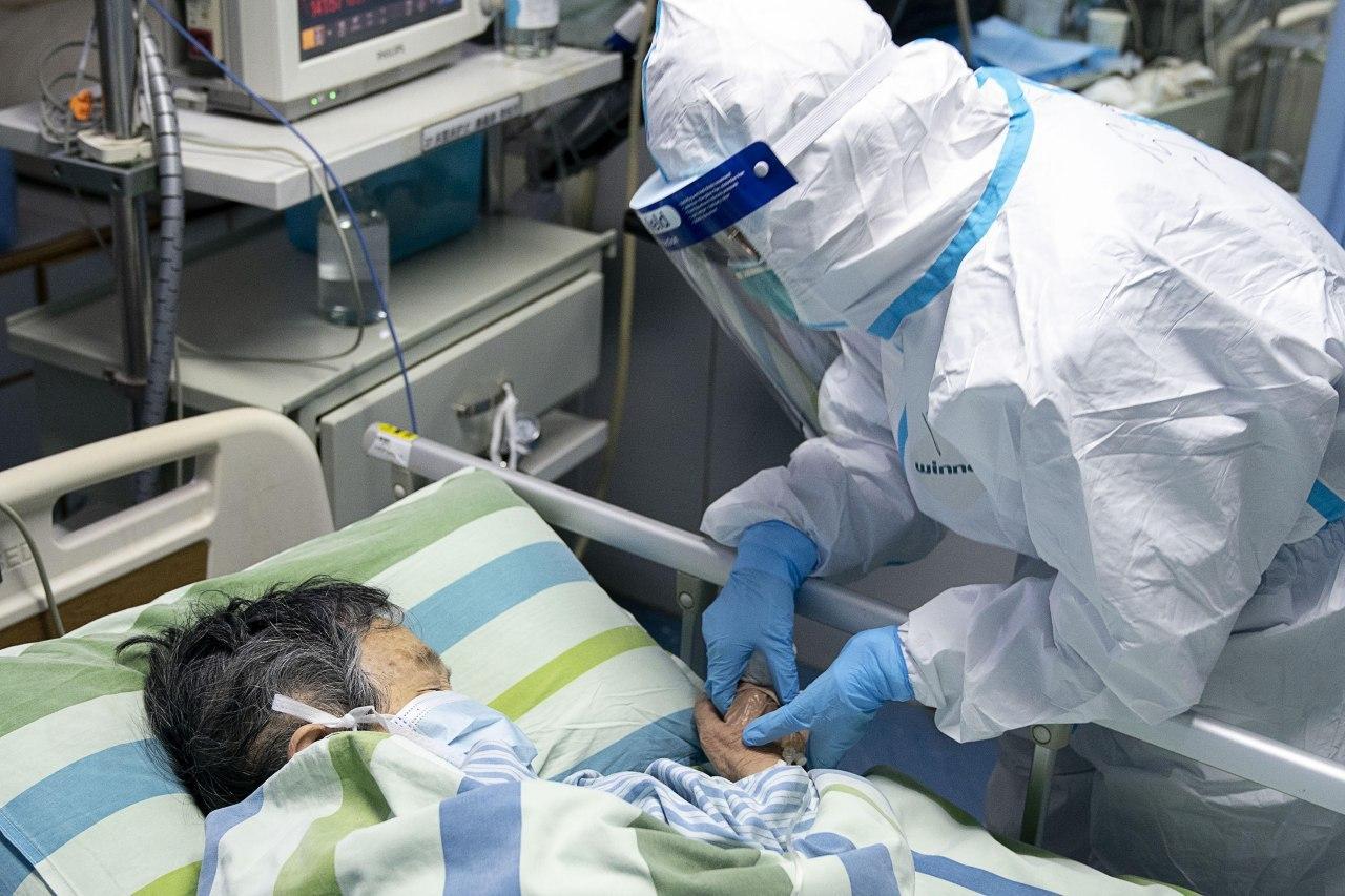 עובד מטפל בחולה ביחידה לטיפול נמרץ בבית החולים ז'ונגנן בסין