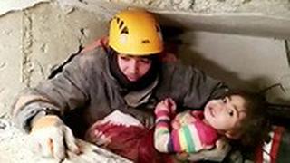ילדה חולצה מההריסות אלאזיג טורקיה רעידת אדמה 