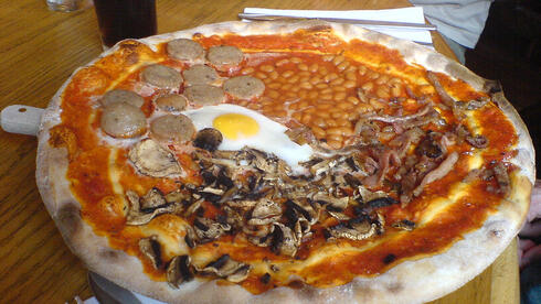 פיצת ארוחת בוקר מלאה אנגלית באנגליה