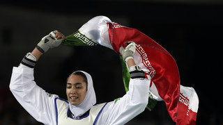 עליזאדה לאחר ניצחון עם דגל איראן