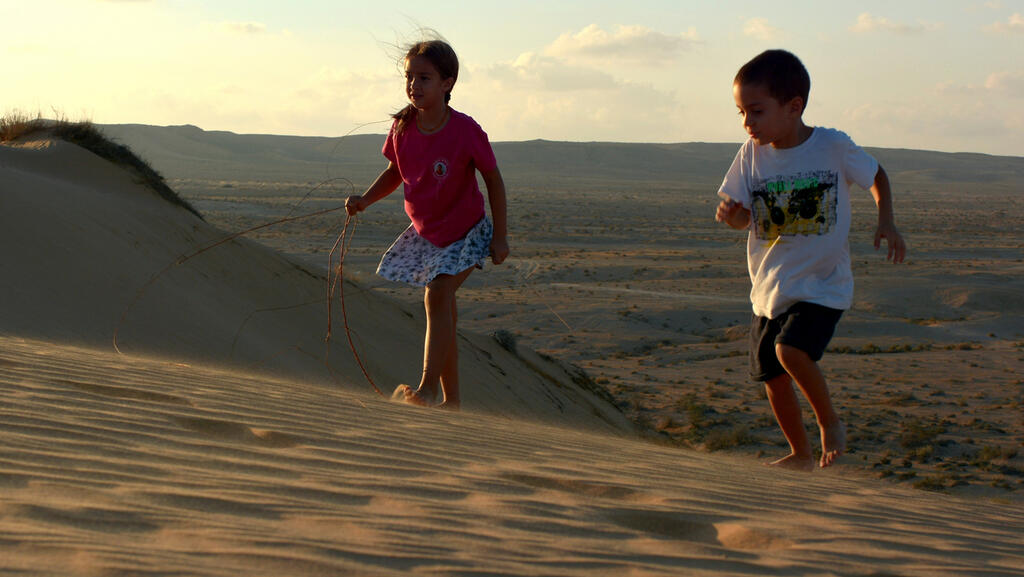 Children playing near Nitzana (Photo: Nira Madar Zadok) השטחים ברמת הנגב שלפי תוכנית המאה אמורים לעבור לפלסטינים