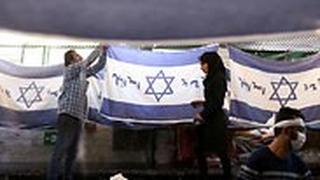 איראן מפעל לייצור דגלים של ישראל ו ארה"ב בעיר ח'ומיין 