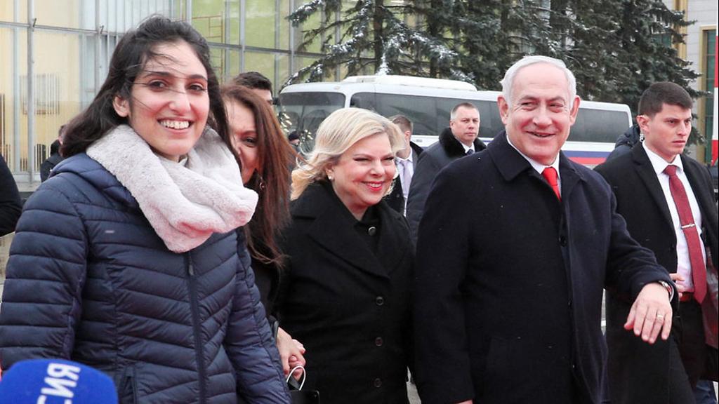 נעמה יששכר עולה על המטוס חזרה לישראל לאחר שחרורה מהכלא ברוסיה