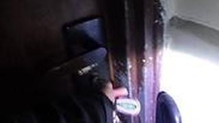 גנב פורץ לדירה ברמת גן ונרדם על הספה