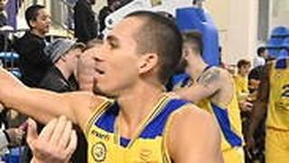 סטול חוגג עם האוהדים