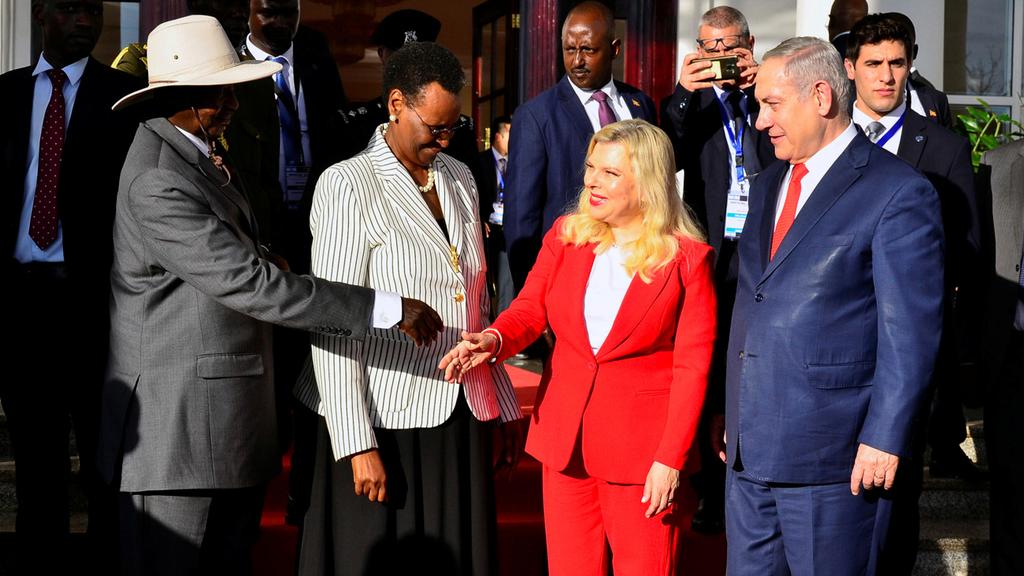שרה נתניהו בנימין נתניהו עם נשיא אוגנדה יוורי מוסווני