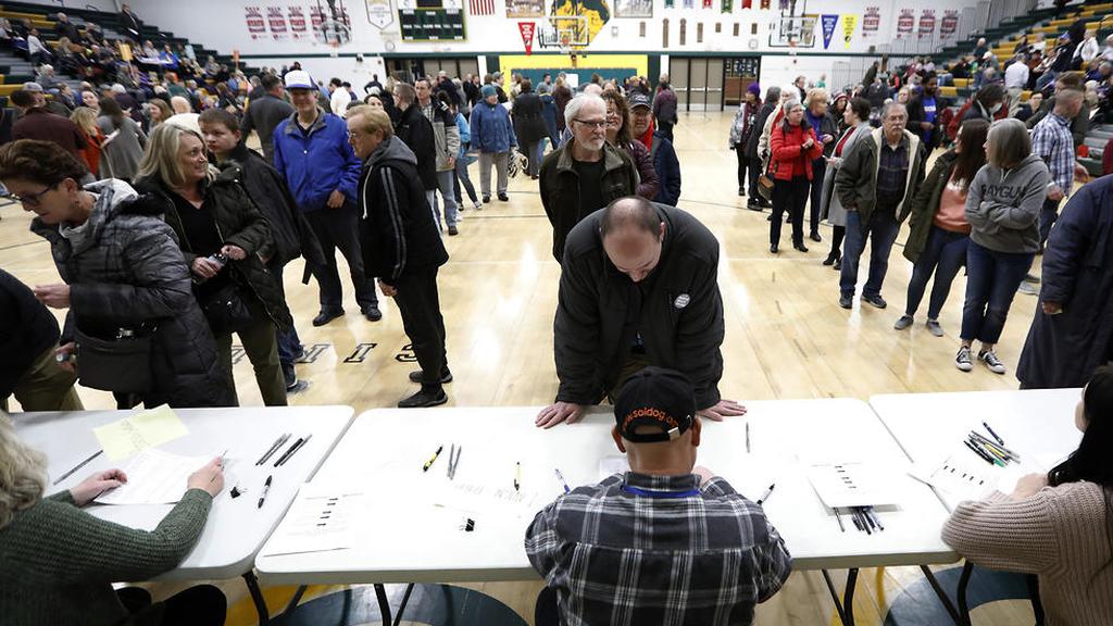  Voters in Iowa line up to vote in Democratic primaries 