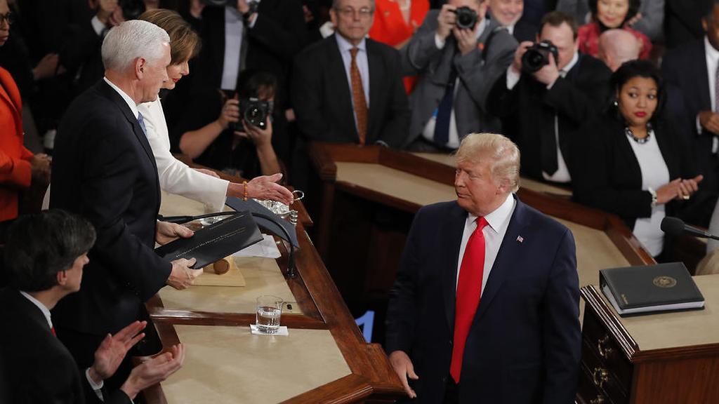 ה נשיא דונלד טראמפ נאום מצב האומה ב קונגרס וושינגטון ארצות הברית ארה"ב מסרב לחיצת יד ננסי פלוסי