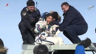 כריסטינה קוק ביציאה מהחללית